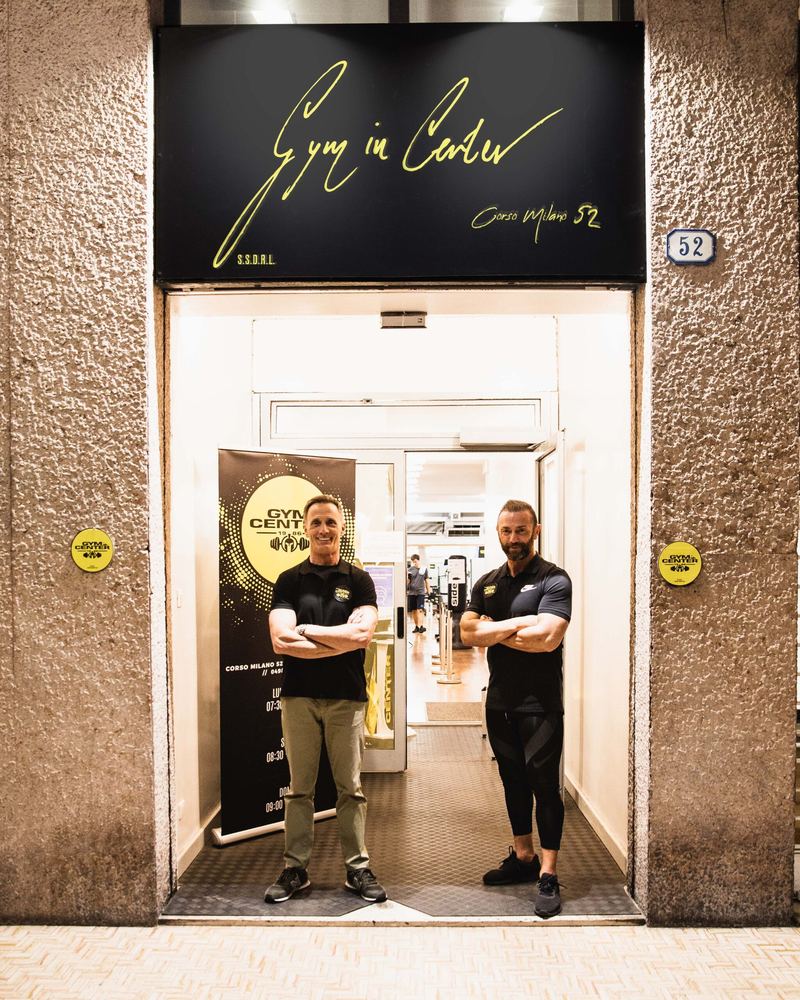 L’ingresso di Gym in Center in Corso Milano 52, con l’insegna storica e i titolari sulla porta