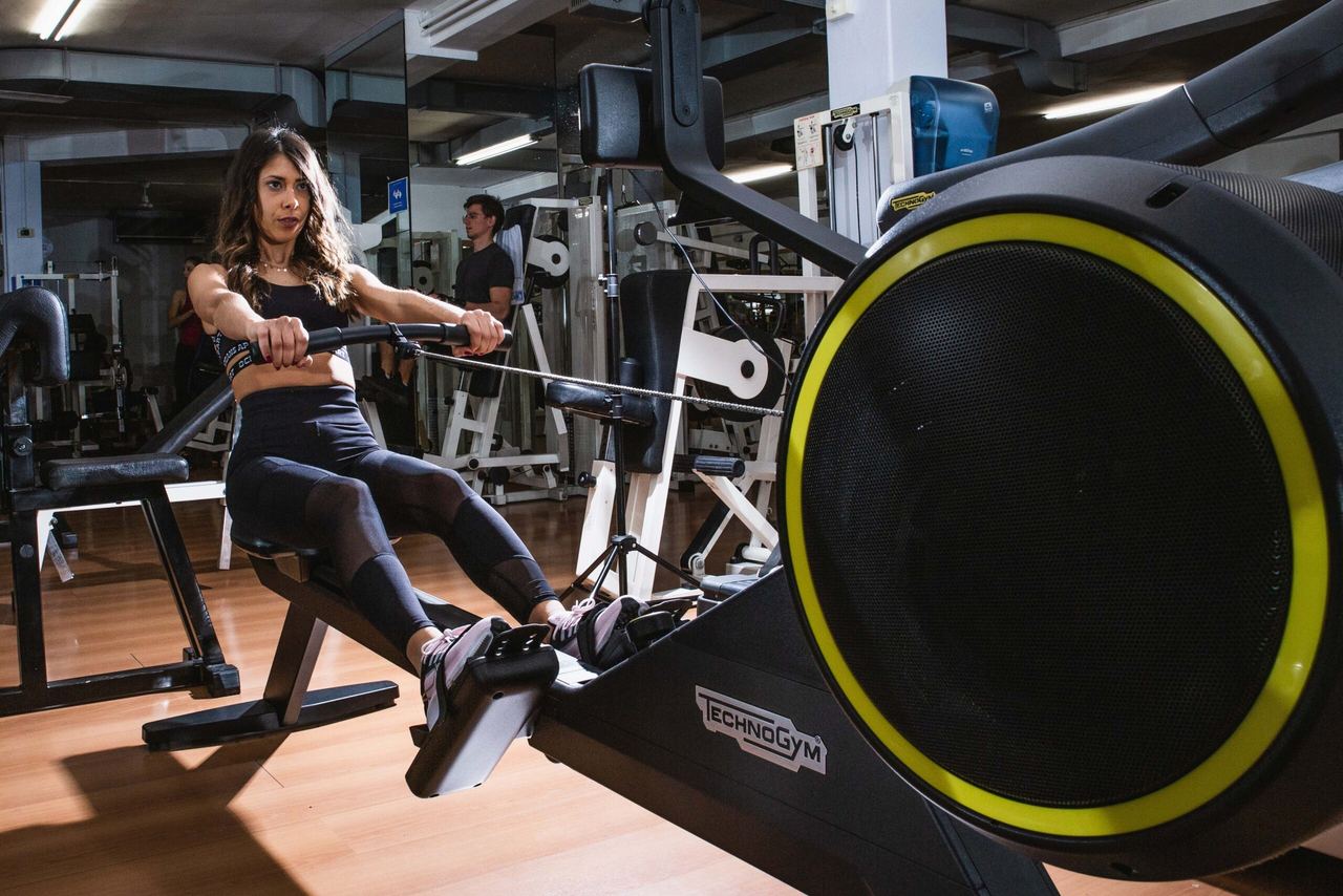 Vogatore in azione nella zona cardio