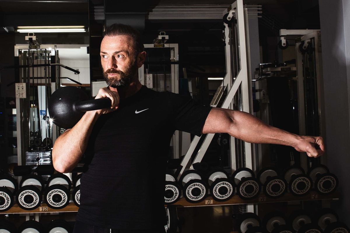 Angelo Festa si allena con un kettlebell nella sala di Gym in Center