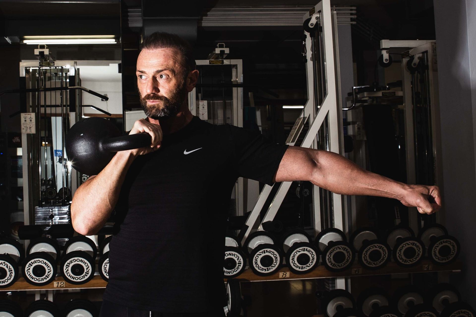 Angelo si allena con un kettlebell nella sala pesi di Gym in Center