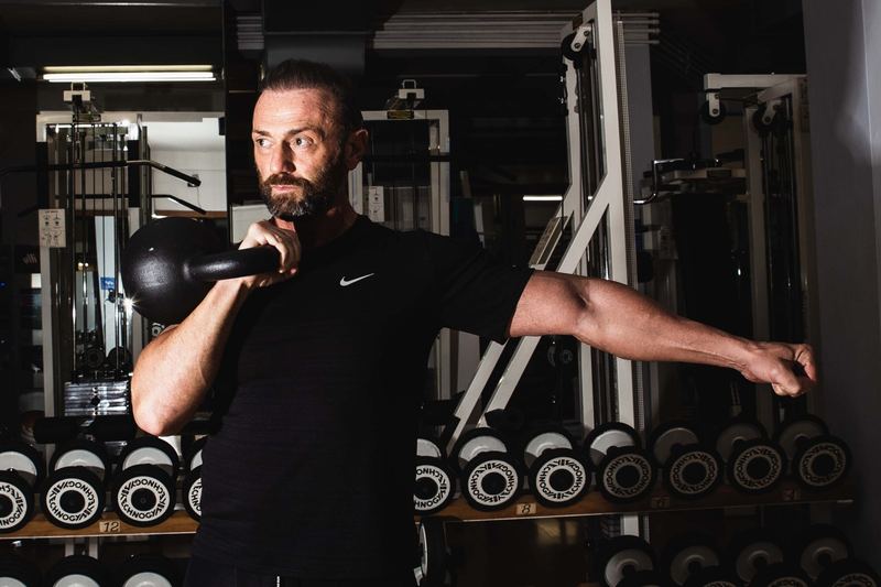 Angelo Festa si allena con un kettlebell nella sala pesi di Gym in Center